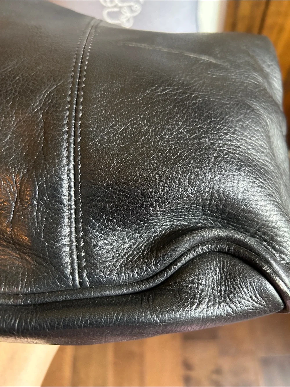 Wilsons Leather Black Pebbled Leather Crossbody Bag has tarnish on buckle - Picture 8 of 14